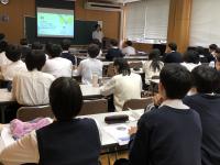 説明を聞く参加生徒