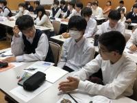 質問の回答について話し合う参加生徒