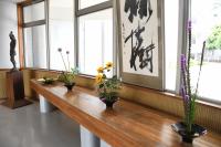 「緑樹」の書と生け花作品