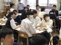説明に聞き入る生徒の様子（歴史総合）