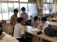 課題研究の様子（中村教諭とチューターによる指導）