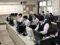 課題研究の様子（西田指導教諭による指導）