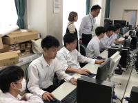 課題研究の様子（桑名主幹とチューターによる指導）