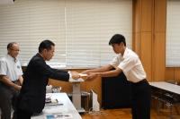 陸上競技部苅部選手への授与
