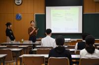 学生アシスタント（本校卒）による説明①