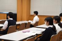説明を聞く参加生徒
