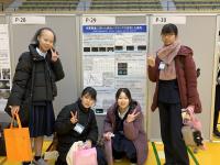 発表会ポスターの前で