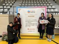 来城証明のボードの前で