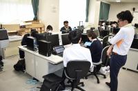 担当者と意見交換する２年情報班