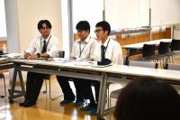 助言を聞く実習生