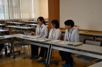 感想を述べる実習生
